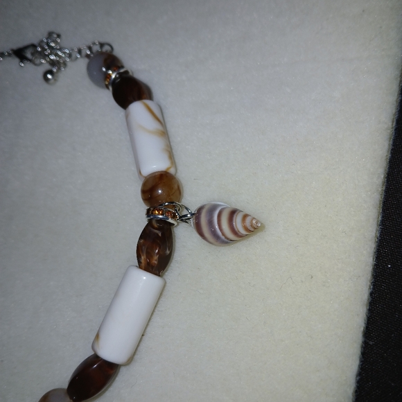 NWT Handcrafted Natural Stone and Shell Choker Necklace and Earrings Set. - Picture 3 of 9